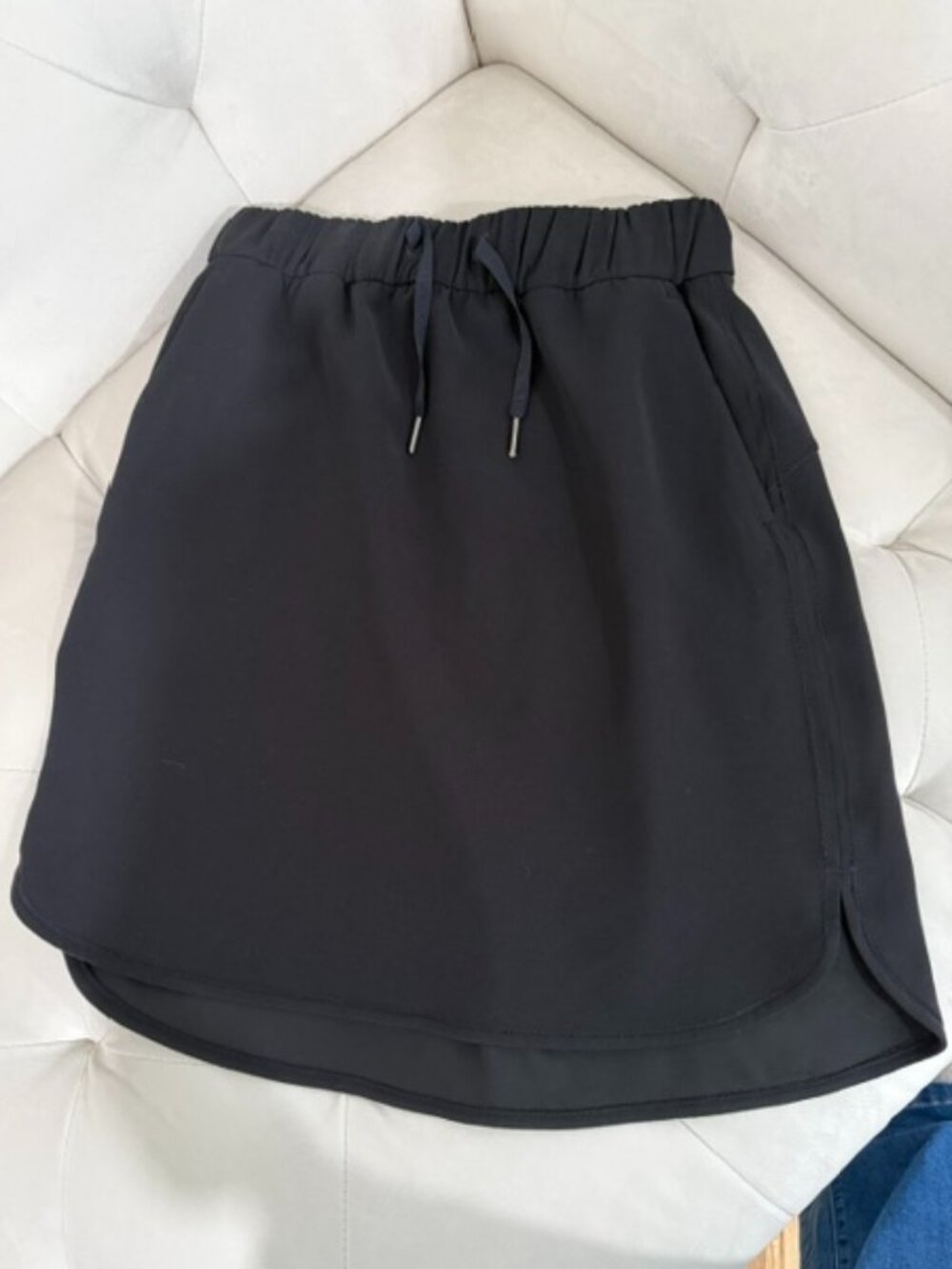 Lululemon Skirt. Black, size 6. Drawstring waist with pockets